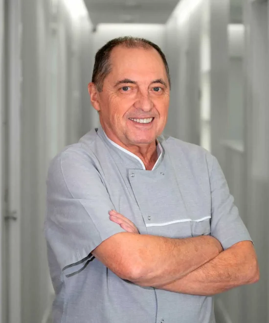 Dr. Ángel Mendía Turrillas. Licenciado en Medicina y Cirugía. Especialista en Estomatología